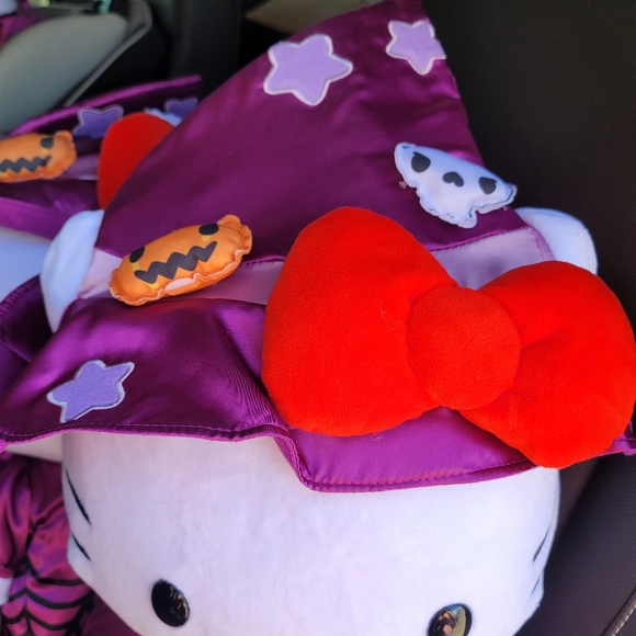 Hello kitty 2022 halloween greeter - Picture 3 of 3